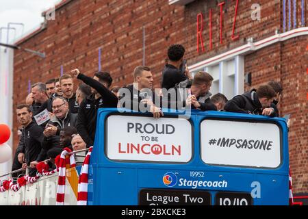 2018/19 Lincoln City Bus Tour, Promotion Bus Tour 2019, Imps A one thousands säumten die Straßen, Feier, imp-resive Lincoln City., Lincoln FC. Stockfoto