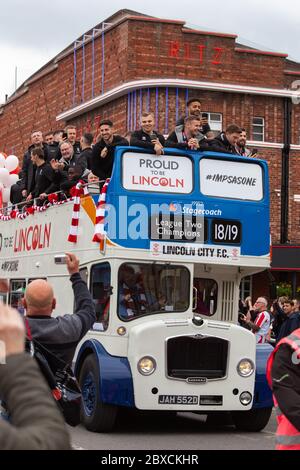 2018/19 Lincoln City Bus Tour, Promotion Bus Tour 2019, Imps A one thousands säumten die Straßen, Feier, imp-resive Lincoln City., Lincoln FC. Stockfoto