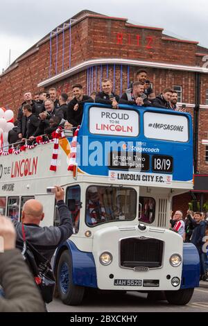 2018/19 Lincoln City Bus Tour, Vorfahrt Bus Tour 2019, Imps EIN tausend säumten die Straßen, Feier, imp-ressive Lincoln City., Lincoln FC. Stockfoto