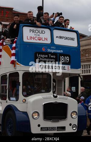 2018/19 Lincoln City Bus Tour, Vorfahrt Bus Tour 2019, Imps EIN tausend säumten die Straßen, Feier, imp-ressive Lincoln City., Lincoln FC. Stockfoto