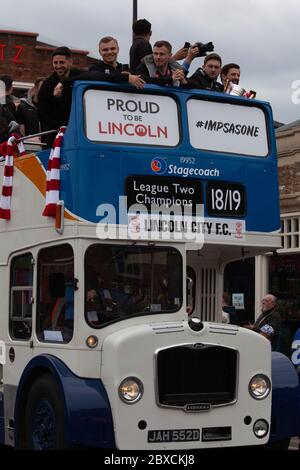 2018/19 Lincoln City Bus Tour, Promotion Bus Tour 2019, Imps A one thousands säumten die Straßen, Feier, imp-resive Lincoln City., Lincoln FC. Stockfoto