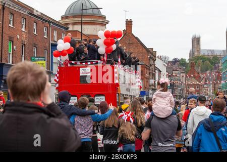 2018/19 Lincoln City Bus Tour, Vorfahrt Bus Tour 2019, Imps EIN tausend säumten die Straßen, Feier, imp-ressive Lincoln City., Lincoln FC. Stockfoto