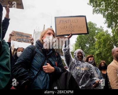 London. GROSSBRITANNIEN. Juni 2020. Demonstranten während der Black Lives Angelegenheit auf dem Parliament Square. Stockfoto
