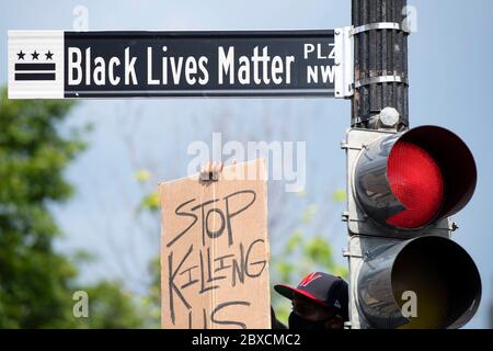 Washington, USA. Juni 2020. Ein Protestler wird unter dem Schild "Black Lives Matter Plaza" in der Nähe des Weißen Hauses während einer Demonstration über den Tod von George Floyd in Washington, DC, USA, am 6. Juni 2020 gesehen. Tausende Demonstranten, die am Samstag nach Washington, DC marschierten, skandierten, während sie Zeichen hielten, und inszenierten die vermutlich größte Demonstration in der Hauptstadt der Nation gegen rassische Ungerechtigkeit und Polizeibrutalität. Kredit: Liu Jie/Xinhua/Alamy Live News Stockfoto