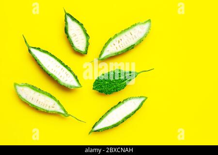 Bitterer Kürbis auf gelbem Hintergrund. Draufsicht Stockfoto