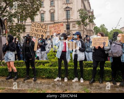London. GROSSBRITANNIEN. Juni 2020. Demonstranten während der Black Lives Angelegenheit auf dem Parliament Square. Stockfoto