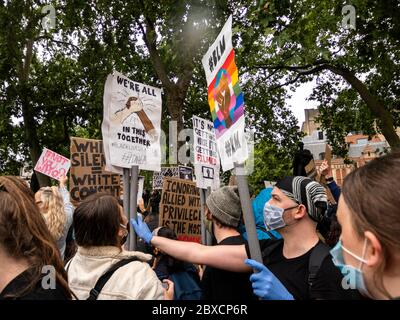 London. GROSSBRITANNIEN. Juni 2020. Demonstranten während der Black Lives Angelegenheit auf dem Parliament Square. Stockfoto