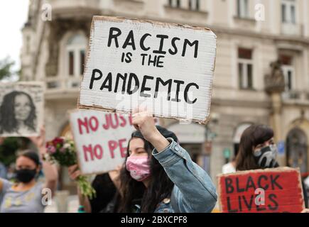 Prag, Tschechische Republik. Juni 2020. Die Menschen nehmen an einem Protest über den Tod von George Floyd in Prag, Tschechische Republik, am 6. Juni 2020 Teil. Mehrere hundert Demonstranten versammelten sich am Samstag auf dem Altstadtplatz von Prag, um gegen Polizeibrutalität und Rassismus in den Vereinigten Staaten zu protestieren. Kredit: Dana Kesnerova/Xinhua/Alamy Live News Stockfoto