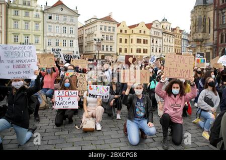 Prag, Tschechische Republik. Juni 2020. Die Menschen nehmen an einem Protest über den Tod von George Floyd in Prag, Tschechische Republik, am 6. Juni 2020 Teil. Mehrere hundert Demonstranten versammelten sich am Samstag auf dem Altstadtplatz von Prag, um gegen Polizeibrutalität und Rassismus in den Vereinigten Staaten zu protestieren. Kredit: Dana Kesnerova/Xinhua/Alamy Live News Stockfoto