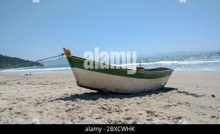 luar de prata Boot aus nächster Nähe in Florianopolis Brasilien. Dieser Strand wird etwas Entspannung Gefühl bei Ihren Kreationen setzen. Stockfoto