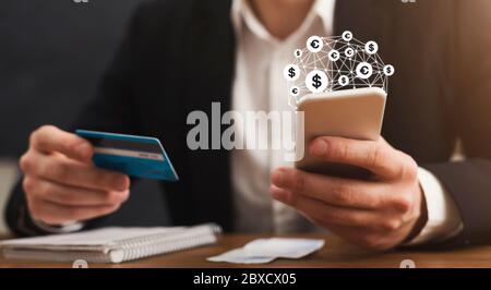 Kreative Collage Von Geschäftsmann Mit Smartphone Und Kreditkarte Für Online-Zahlungen Stockfoto