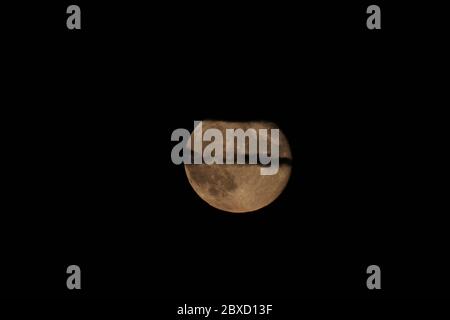 Castle Howard, North Yorkshire, 6. Juni 2020. Der Mond durch die Wolken über North Yorkshire, Großbritannien - bekannt zu dieser Jahreszeit als Erdbeermond. Quelle: Matt Pennington / Alamy Live News. Stockfoto