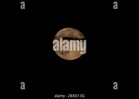 Castle Howard, North Yorkshire, 6. Juni 2020. Der Mond durch die Wolken über North Yorkshire, Großbritannien - bekannt zu dieser Jahreszeit als Erdbeermond. Quelle: Matt Pennington / Alamy Live News. Stockfoto