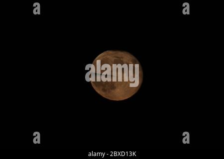 Castle Howard, North Yorkshire, 6. Juni 2020. Der Mond durch die Wolken über North Yorkshire, Großbritannien - bekannt zu dieser Jahreszeit als Erdbeermond. Quelle: Matt Pennington / Alamy Live News. Stockfoto