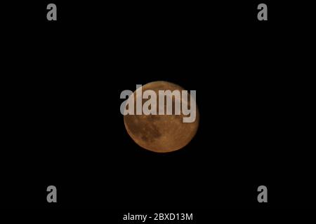 Castle Howard, North Yorkshire, 6. Juni 2020. Der Mond durch die Wolken über North Yorkshire, Großbritannien - bekannt zu dieser Jahreszeit als Erdbeermond. Quelle: Matt Pennington / Alamy Live News. Stockfoto