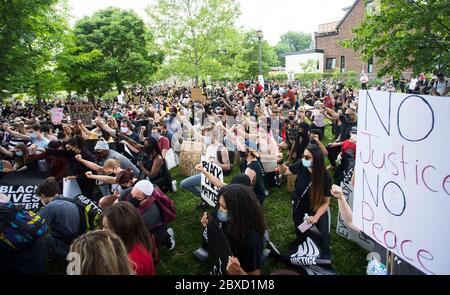 Toronto, Kanada. Juni 2020. Am 6. Juni 2020 nehmen die Menschen an einem Anti-Rassismus-Protest in Toronto, Kanada, Teil. Tausende Demonstranten versammelten sich hier am Samstag, um gegen Rassismus zu protestieren. Kredit: Zou Zheng/Xinhua/Alamy Live News Stockfoto