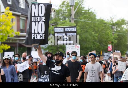 Toronto, Kanada. Juni 2020. Am 6. Juni 2020 nehmen die Menschen an einem Anti-Rassismus-Protest in Toronto, Kanada, Teil. Tausende Demonstranten versammelten sich hier am Samstag, um gegen Rassismus zu protestieren. Kredit: Zou Zheng/Xinhua/Alamy Live News Stockfoto