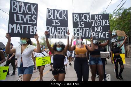 Toronto, Kanada. Juni 2020. Am 6. Juni 2020 nehmen die Menschen an einem Anti-Rassismus-Protest in Toronto, Kanada, Teil. Tausende Demonstranten versammelten sich hier am Samstag, um gegen Rassismus zu protestieren. Kredit: Zou Zheng/Xinhua/Alamy Live News Stockfoto