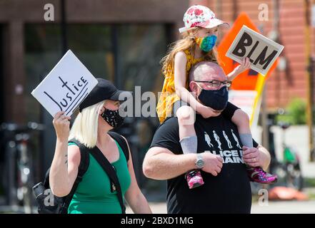 Toronto, Kanada. Juni 2020. Am 6. Juni 2020 nehmen die Menschen an einem Anti-Rassismus-Protest in Toronto, Kanada, Teil. Tausende Demonstranten versammelten sich hier am Samstag, um gegen Rassismus zu protestieren. Kredit: Zou Zheng/Xinhua/Alamy Live News Stockfoto