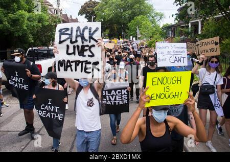 Toronto, Kanada. Juni 2020. Am 6. Juni 2020 nehmen die Menschen an einem Anti-Rassismus-Protest in Toronto, Kanada, Teil. Tausende Demonstranten versammelten sich hier am Samstag, um gegen Rassismus zu protestieren. Kredit: Zou Zheng/Xinhua/Alamy Live News Stockfoto