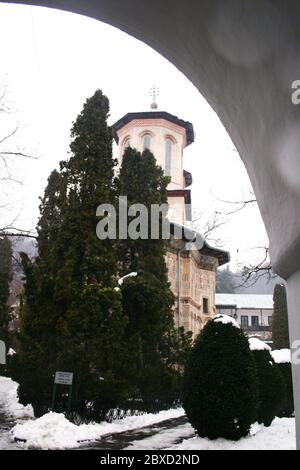 Die steinerne Kirche des Klosters Dintr-un Lemn aus dem 17. Jahrhundert in Valcea County, Rumänien. Stockfoto