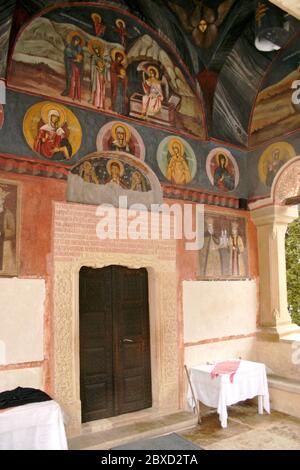 Eingang zur Steinkirche des Klosters Dintr-un lemn aus dem 17. Jahrhundert im Landkreis Valcea, Rumänien. Stockfoto