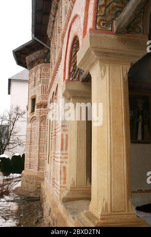 Außenansicht der steinernen Kirche des Klosters Dintr-un lemn aus dem 17. Jahrhundert im Landkreis Valcea, Rumänien. Stockfoto