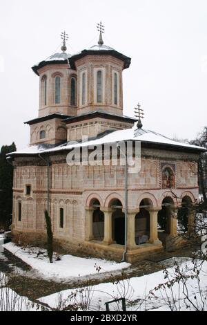 Die steinerne Kirche des Klosters Dintr-un Lemn aus dem 17. Jahrhundert in Valcea County, Rumänien. Stockfoto