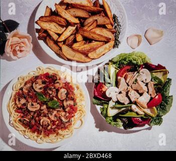 Spaghetti mit Kartoffeln und Salat zum Abendessen Stockfoto