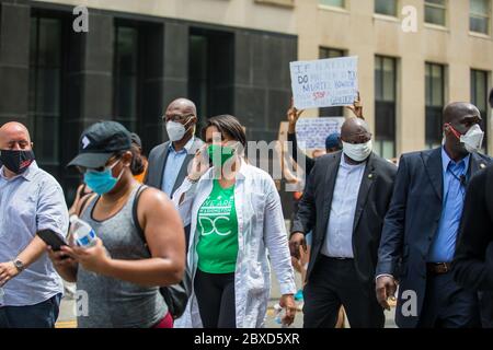Washington, D.C., USA. Juni 2020. Bürgermeister Muriel Bowser geht bei einem Protest in der Nähe des Weißen Hauses den Black Lives Matter Plaza hinunter. Credit Nicole Glass / Alamy Live News. Stockfoto