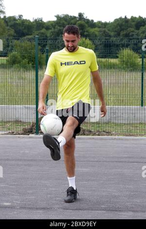 (200607) -- TORDENCI, 7. Juni 2020 (Xinhua) -- der kroatische Tennisspieler Marin Cilic spielt Fußball mit den Schülern während eines Besuchs der Grundschule Tordenci in Tordenci, Kroatien, 6. Juni 2020. Die Schule hat finanzielle Unterstützung von Cilic's Stiftung erhalten. (Dubravka Petric/Pixsell über Xinhua) Stockfoto