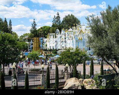 ANAHEIM, KALIFORNIEN - 25. Mai 2018 - das Äußere von IT's a Small World in Disneyland Stockfoto