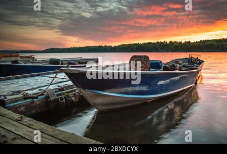 Blick auf Clear Lake, WEITER bei Sonnenuntergang mit dem Dock an Clear Lake Cottages im Vordergrund Stockfoto