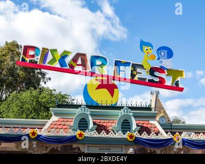 ANAHEIM, KALIFORNIEN - 25. Mai 2018 - Disneyland's Eintrittsschild für Pixar Fest Stockfoto