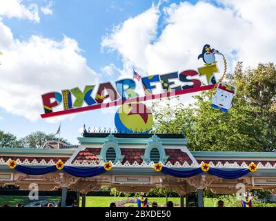 ANAHEIM, KALIFORNIEN - 25. Mai 2018 - Disneyland's Eintrittsschild für Pixar Fest Stockfoto