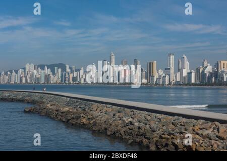 Balneario Camboriu, Santa Catarina, Brasilien - 30. Mai 2020: North Bay Pier im zentralen Strand von Balneario Camboriu während der Quarantäne Stockfoto