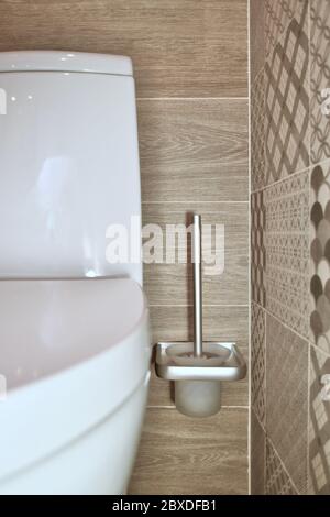 Der Bereich in der Nähe der Toilette, eine Sanitär-Bürste an der Wand befestigt. Stockfoto