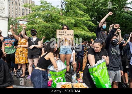 New York, NY - 6. Juni 2020: Freiwillige kochten Empanadas und verteilten sie an Demonstranten bei einer friedlichen Kundgebung und demonstration zur Unterstützung der Bewegung Black Lives Matter im Washington Square Park Stockfoto