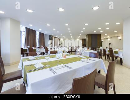 Restaurant mit Stühlen, Tischen und Gläsern Stockfoto