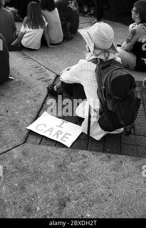 Eine Frau, die bei einem Black Lives Matter Protest in Hillsboro Ohio sitzt Stockfoto