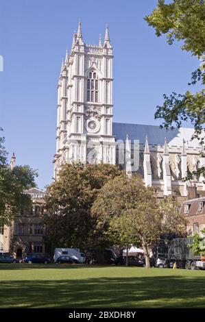 Blick über Dean's Yard mit Blick auf das historische Wahrzeichen von London, Westminster Abbey. Stockfoto