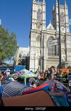 London, Großbritannien - 27. April 2011: Königliche Hochzeitsfreunde zelten auf der Straße von Westminster Abbey und hofften, einen guten Blick auf die königliche Hochzeit von Prin zu bekommen Stockfoto