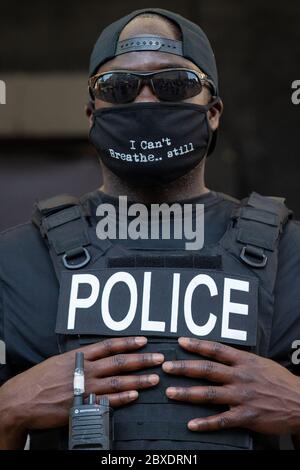 Ein Mitglied der Polizei von D.C. wurde nur als Offizier Stewart identifiziert, der am Samstag, den 6. Juni 2020, während eines marsches gegen Polizeibrutalität und Rassismus in Washington, DC, aus dem AFL-CIO-Hauptquartier herausragt.Quelle: Amanda Andrade-Rhoades/CNP Stockfoto