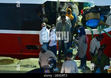 Valletta, Malta. Juni 2020. Migranten steigen am 6. Juni 2020 an der Boiler Wharf in Senglea, Malta, aus. Malta hat am Samstagabend beschlossen, die Ausschiffung von rund 425 Migranten zu ermöglichen, die mehr als einen Monat auf See verbracht haben, während das Land auf Solidarität mit anderen europäischen Staaten wartete. Kredit: Jonathan Borg/Xinhua/Alamy Live News Stockfoto