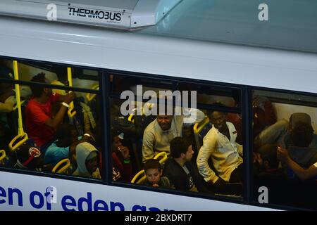 Valletta, Malta. Juni 2020. Migranten werden in einem Polizeifahrzeug gesehen, nachdem sie am 6. Juni 2020 in Boiler Wharf in Senglea, Malta, gelandet sind. Malta hat am Samstagabend beschlossen, die Ausschiffung von rund 425 Migranten zu ermöglichen, die mehr als einen Monat auf See verbracht haben, während das Land auf Solidarität mit anderen europäischen Staaten wartete. Kredit: Jonathan Borg/Xinhua/Alamy Live News Stockfoto