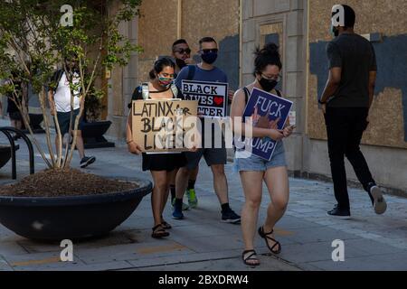 Demonstranten tragen während eines marsches gegen Polizeibrutalität und Rassismus in Washington, DC am Samstag, den 6. Juni 2020, Zeichen. Quelle: Amanda Andrade-Rhoades/CNP Stockfoto