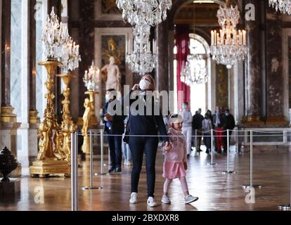 Peking, Frankreich. Juni 2020. Am 6. Juni 2020 besuchen die Menschen das Schloss Versailles (Schloss von Versailles) an seinem Tag der Wiedereröffnung in der Nähe von Paris, Frankreich. Das Schloss Versailles wurde am Samstag nach 82-tägiger Schließung nach der Schließung wieder eröffnet, um die Ausbreitung der COVID-19 zu verhindern. Kredit: Gao Jing/Xinhua/Alamy Live News Stockfoto