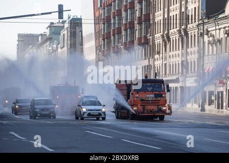 Peking, Russland. Juni 2020. Versorgungsunternehmen Fahrzeuge Spray Desinfektionsmittel in Zentral-Moskau, Russland, am 6. Juni 2020. Russland hat 8,855 neue COVID-19 Fälle in den letzten 24 Stunden bestätigt, die Erhöhung seiner Gesamt auf 458,689, sagte seine Coronavirus Response Center in einer Erklärung Samstag. Kredit: Alexander Zemlianichenko Jr/Xinhua/Alamy Live News Stockfoto