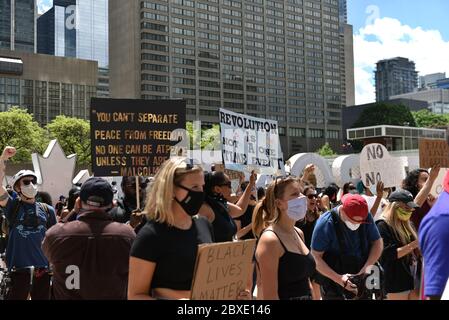 TORONTO, ONTARIO/KANADA – 6. Samstag 2020. Juni: Tausende Menschen gingen in Toronto auf die Straßen, um am Samstag gegen den Rassismus und die Brutalität der Polizei zu protestieren. In Toronto, Kanada. Stockfoto
