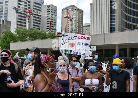 TORONTO, ONTARIO/KANADA – 6. Samstag 2020. Juni: Tausende Menschen gingen in Toronto auf die Straßen, um am Samstag gegen den Rassismus und die Brutalität der Polizei zu protestieren. In Toronto, Kanada. Stockfoto